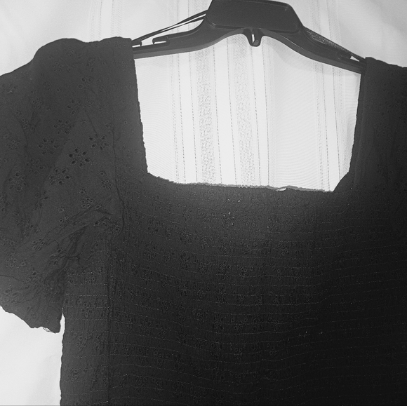 Eyelet Cropped Peasant blouse - Picture 4 of 4